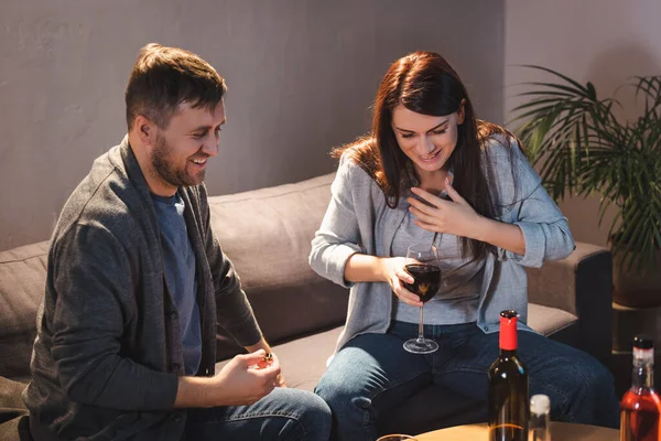 Eccitata Donna Ubriaca Possesso Bicchiere Vino Rosso Mentre Seduto Vicino — Foto Stock