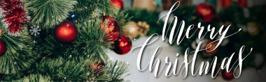 Mutlu noel mektuplarının yanında kırmızı toplarla süslü çam dalları, afiş.