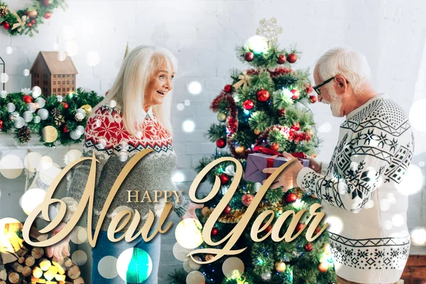 Senior Mann Hält Geschenkbox Neben Aufgeregter Frau Die Mit Offenen — Stockfoto