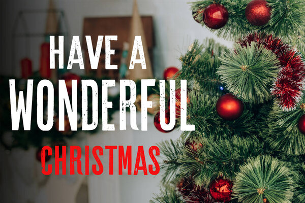 сосновые ветви рядом с украшенным камином и имеют замечательные рождественские буквы 