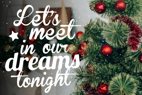 сосновые ветви рядом с украшенным камином и позволяет встретиться в наших снах сегодня письмо 