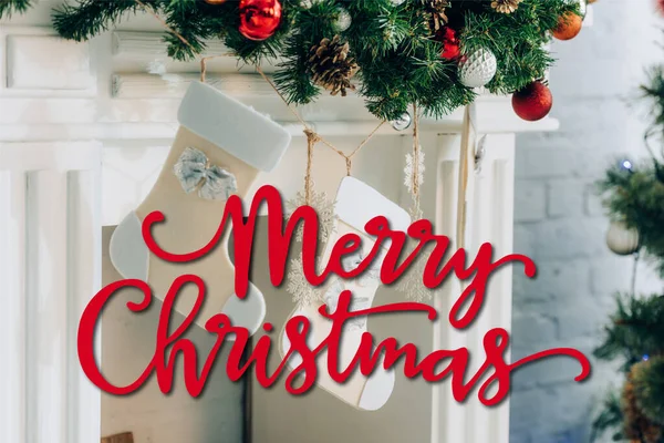 벽난로 근처에 스타킹이 소나무 장식과 크리스마스 집에서 — 스톡 사진