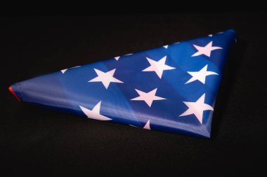 Siyah arka planda Amerikan bayrağı, cenaze konsepti