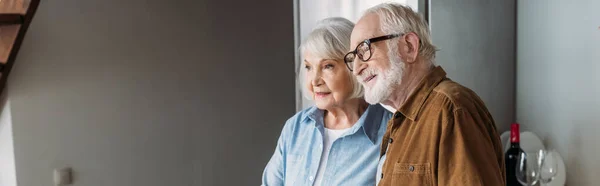 Leende Äldre Par Tittar Bort Inomhus Banner — Stockfoto