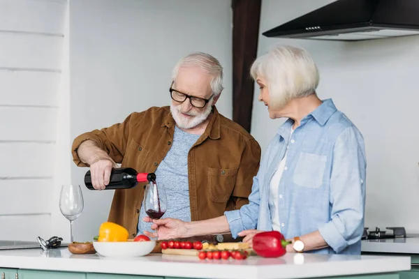 Sourire Mari Âgé Verser Vin Dans Verre Près Femme Dans — Photo