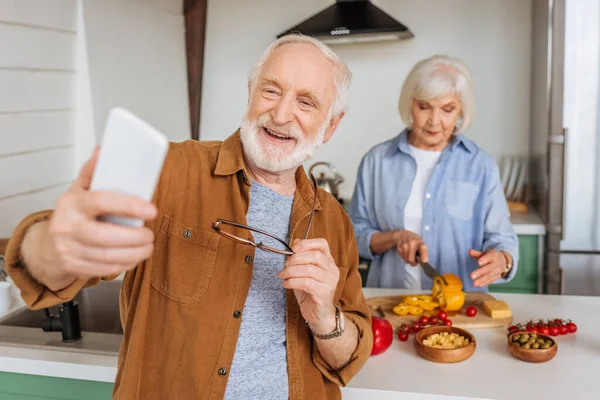 Glücklicher Senior Ehemann Mit Smartphone Macht Selfie Mit Frau Beim — Stockfoto