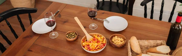 Blick Auf Den Tisch Mit Vegetarischem Abendessen Weingläsern Und Baguette — Stockfoto