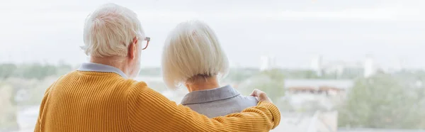 Terug Uitzicht Oudere Man Knuffelen Vrouw Terras Wazig Achtergrond Banner — Stockfoto