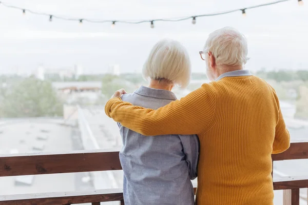 Rückansicht Des Älteren Mannes Umarmt Frau Auf Der Terrasse Auf — Stockfoto