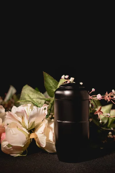 Ramo Rosas Urna Con Cenizas Sobre Fondo Negro Concepto Funerario —  Fotos de Stock