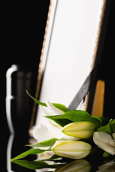 Λουλούδια Καθρέφτης Μαύρη Κορδέλα Και Τεφροδόχο Στάχτες Θολή Φόντο — Φωτογραφία Αρχείου