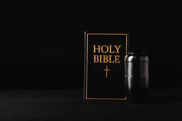 Biblia Santa Urna Con Cenizas Sobre Fondo Negro Concepto Funerario —  Fotos de Stock