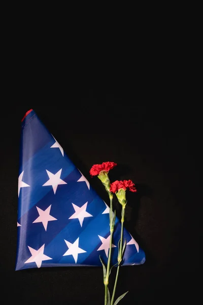 Top View Red Carnation American Flag Black Background Funeral Concept — Stock Photo, Image