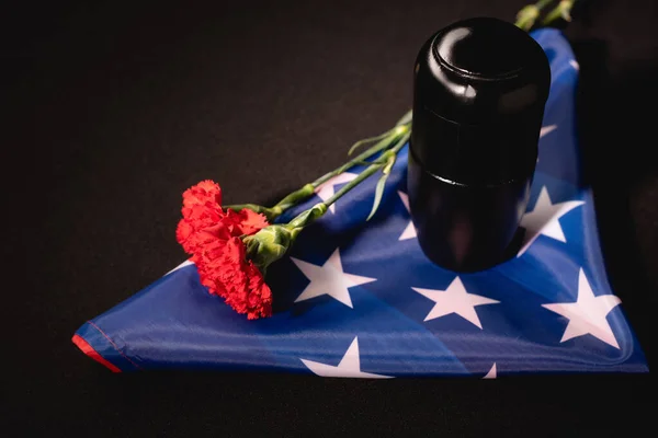 红色康乃馨 灰和美国国旗黑色背景 丧葬概念 — 图库照片