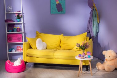 Sarı kanepeli renkli bebek oturma odası