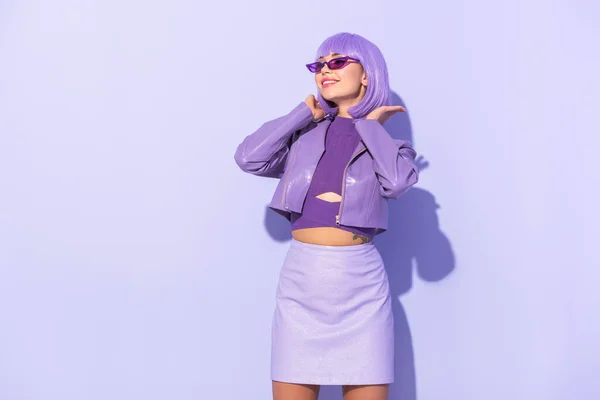 Glimlachende Jonge Vrouw Gekleed Pop Stijl Violette Kleurrijke Achtergrond — Stockfoto