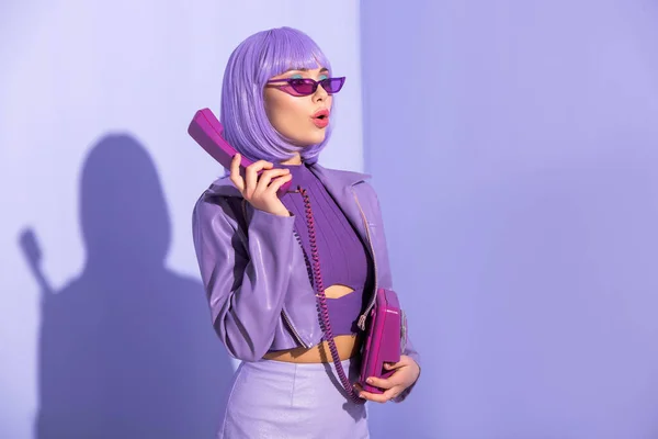 Erstaunt Junge Frau Puppenstil Mit Retro Telefon Auf Violettem Hintergrund — Stockfoto