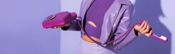 Обрізаний Вид Молоду Жінку Одягнену Ляльковий Стиль Ретро Телефоном Фіолетовому — стокове фото