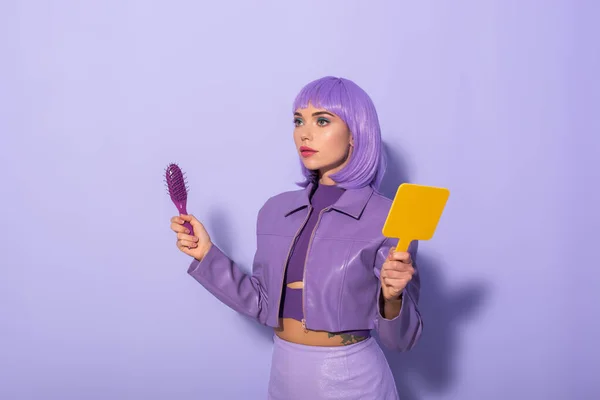 Jovem Mulher Vestida Estilo Boneca Com Escova Cabelo Espelho Fundo — Fotografia de Stock