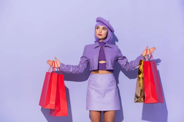 Молодая Женщина Одета Стиле Куклы Красными Мешками Покупок Фиолетовом Красочном — стоковое фото