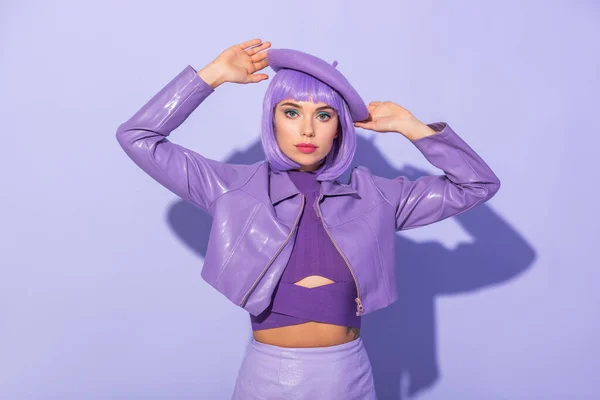 Jovem Mulher Vestida Estilo Boneca Boina Posando Sobre Violeta Colorido — Fotografia de Stock