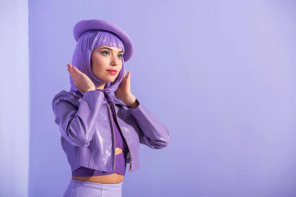 Junge Frau Puppenstil Baskenmütze Posiert Auf Violettem Hintergrund — Stockfoto