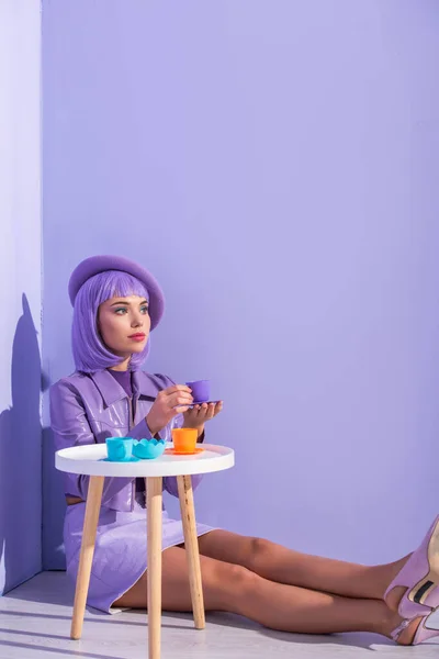 Young Woman Dressed Doll Style Beret Posing Toy Dishes Violet — Stock Photo, Image