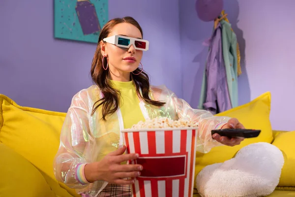 Junge Frau Posiert Als Puppe Mit Popcorn Und Fernbedienung Brille — Stockfoto