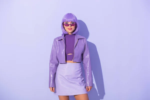 Jovem Mulher Vestida Estilo Boneca Fundo Colorido Violeta — Fotografia de Stock