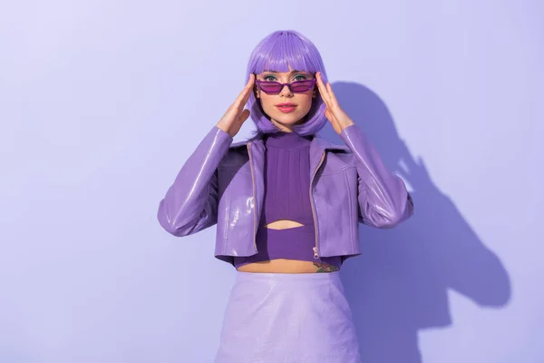 Ung Kvinna Klädd Docka Stil Violett Färgglad Bakgrund — Stockfoto
