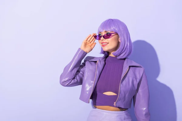 Leende Ung Kvinna Klädd Docka Stil Violett Färgglad Bakgrund — Stockfoto