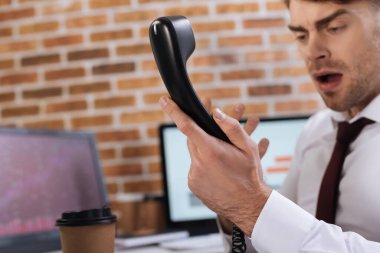 Bulanık geçmişi olan kızgın iş adamının telefon kulaklığı. 