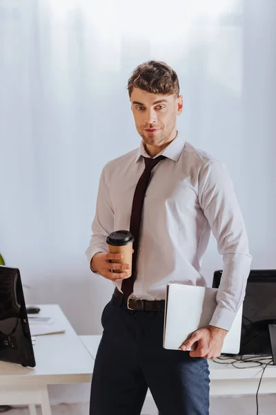 Empresario Con Café Para Llevar Portátil Mirando Cámara Oficina — Foto de Stock