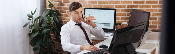 Hombre Negocios Sorprendido Hablando Teléfono Inteligente Cerca Las Computadoras Ordenador — Foto de Stock