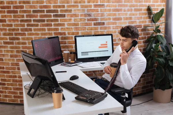 Empresário Segurando Takeaway Café Olhando Para Computadores Enquanto Fala Por — Fotografia de Stock