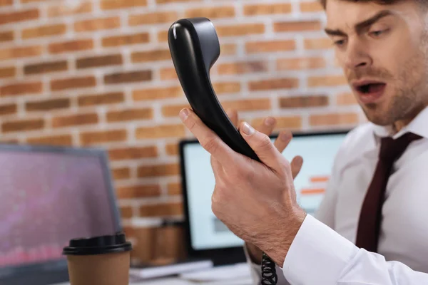 Fone Ouvido Telefone Mão Empresário Irritado Fundo Turvo — Fotografia de Stock