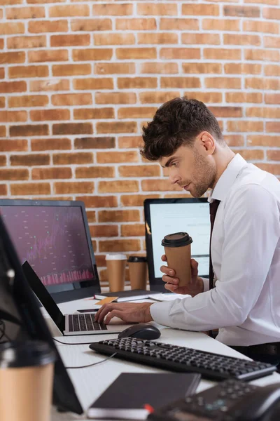 Zakenman Met Afhaalkoffie Laptop Tijdens Het Controleren Van Financiële Voorraden — Stockfoto