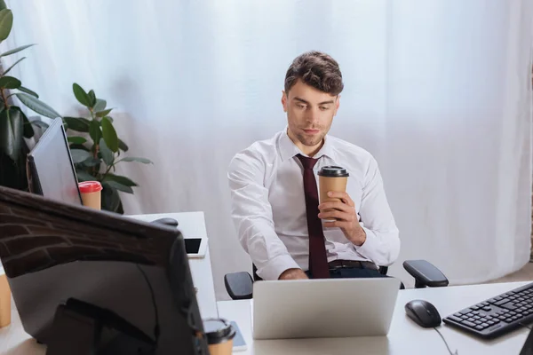 Affärsman Med Kaffe För Att Med Bärbar Dator Nära Datorer — Stockfoto