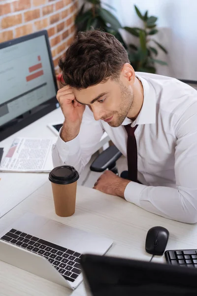 Joven Empresario Mirando Computadora Portátil Mientras Analiza Mercado Financiero Oficina —  Fotos de Stock