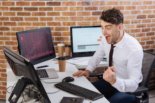 Emocionado Hombre Negocios Mostrando Gesto Cerca Computadoras Café Para Llevar — Foto de Stock