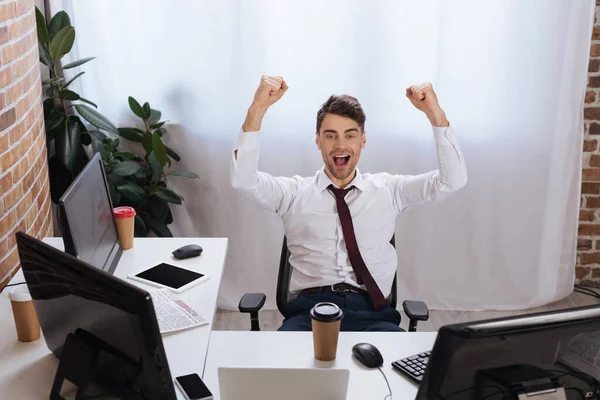 Ενθουσιασμένος Επιχειρηματίας Δείχνει Ναι Χειρονομία Κοντά Υπολογιστές Καφέ Για Πάει — Φωτογραφία Αρχείου