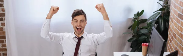 Excited Businessman Showing Yeah Gesture Computer Takeaway Coffee Office Banner — Stock Photo, Image