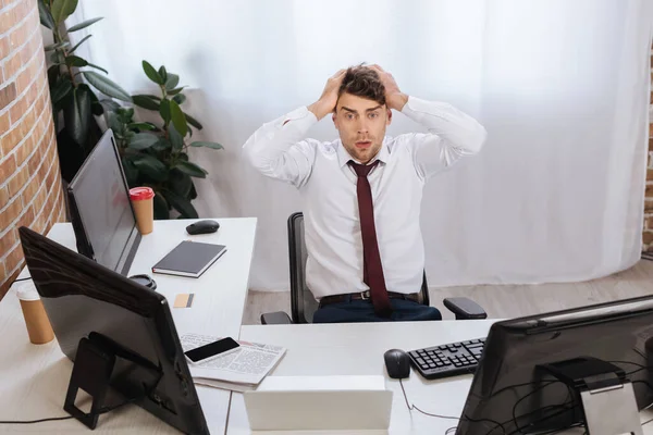 Businessman Hands Head Looking Camera Devices News Table Office — Stock Photo, Image