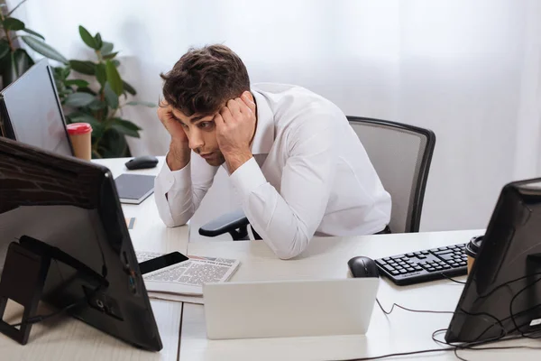 Konzentrierter Geschäftsmann Überprüft Finanzkurse Während Der Nähe Von Smartphones Und — Stockfoto