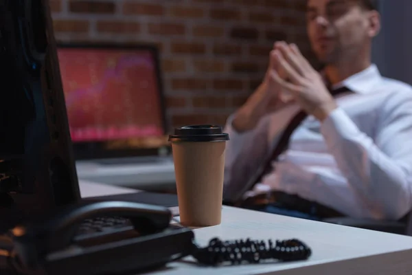 Kávét Hogy Menjen Közel Telefon Számítógépek Üzletember Homályos Háttér — Stock Fotó