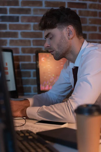 Hombre Negocios Sentado Cerca Computadoras Teléfonos Inteligentes Café Para Primer — Foto de Stock