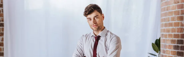 Jovem Empresário Olhando Para Câmera Escritório Banner — Fotografia de Stock