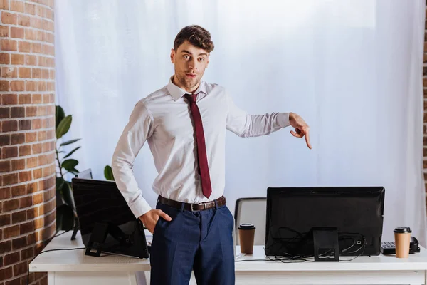 ビジネスマンはオフィスのコンピュータを指差して — ストック写真