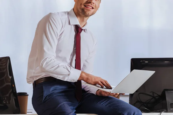 Ausgeschnittene Ansicht Eines Lächelnden Geschäftsmannes Mit Laptop Der Nähe Von — Stockfoto