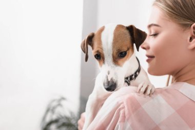 Bulanık, neşeli kadın, elinde silah, Jack Russell Terrier.